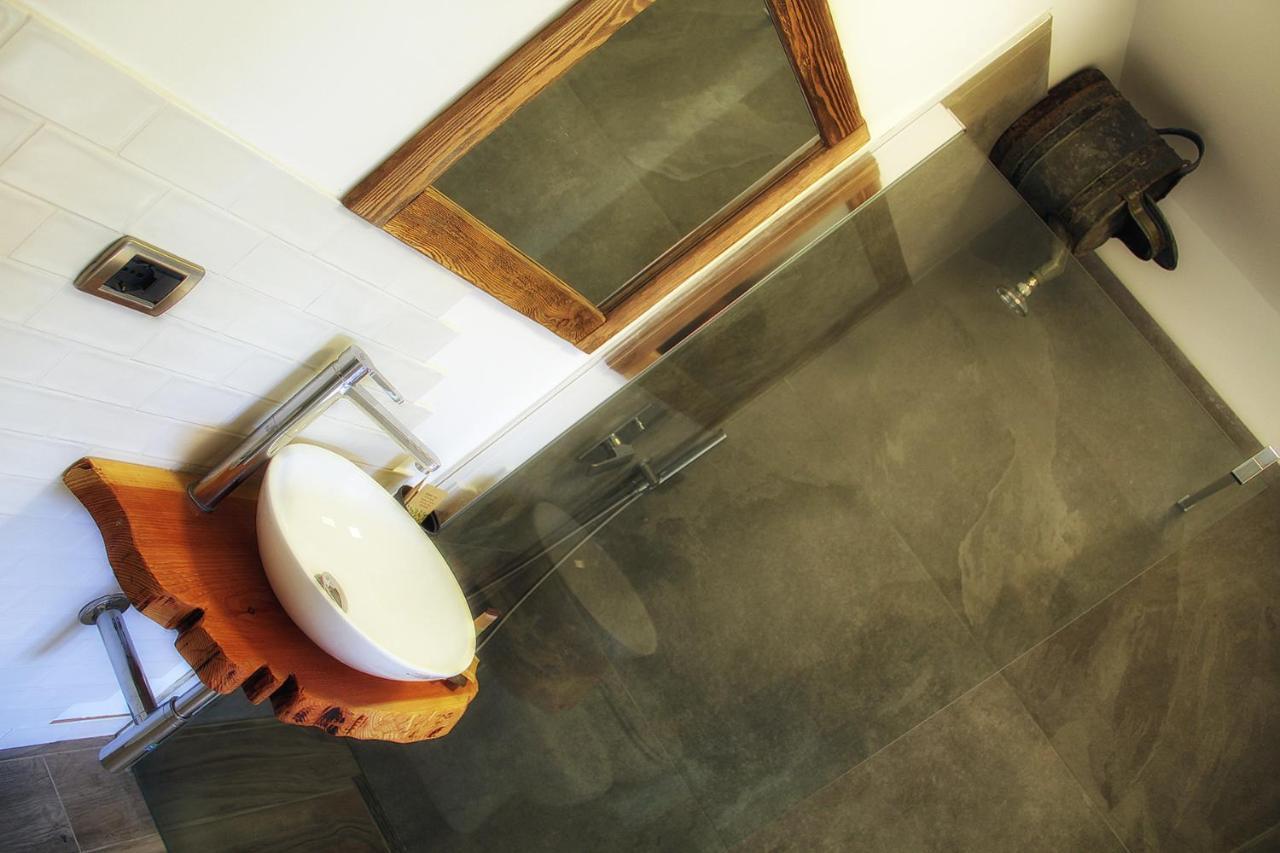 Zimmer mit Queensize-Bett und Whirlpool-Badewanne